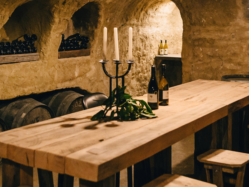 https://p.winelist.nl/media/cache/16x9_thumb/media/image/brand-banner/JacksonEstate_wijnkelder.jpg
